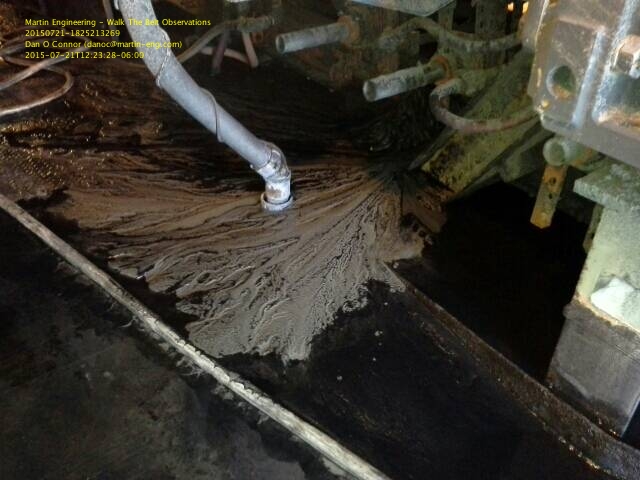 為解決傳送帶上的回運物料問題，技術人員安裝了 CleanScrape? 清掃器。(圖1)